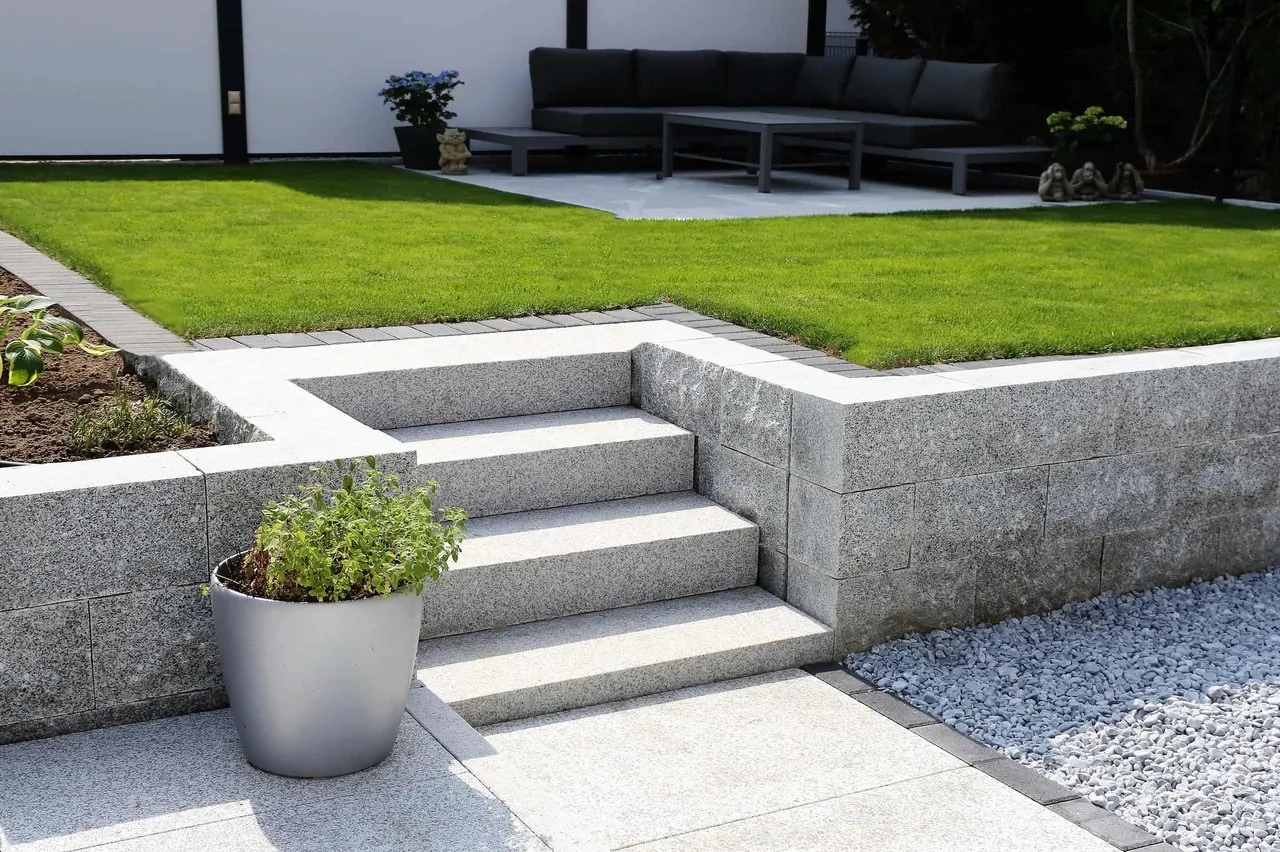 Angelegter Garten mit Rasen