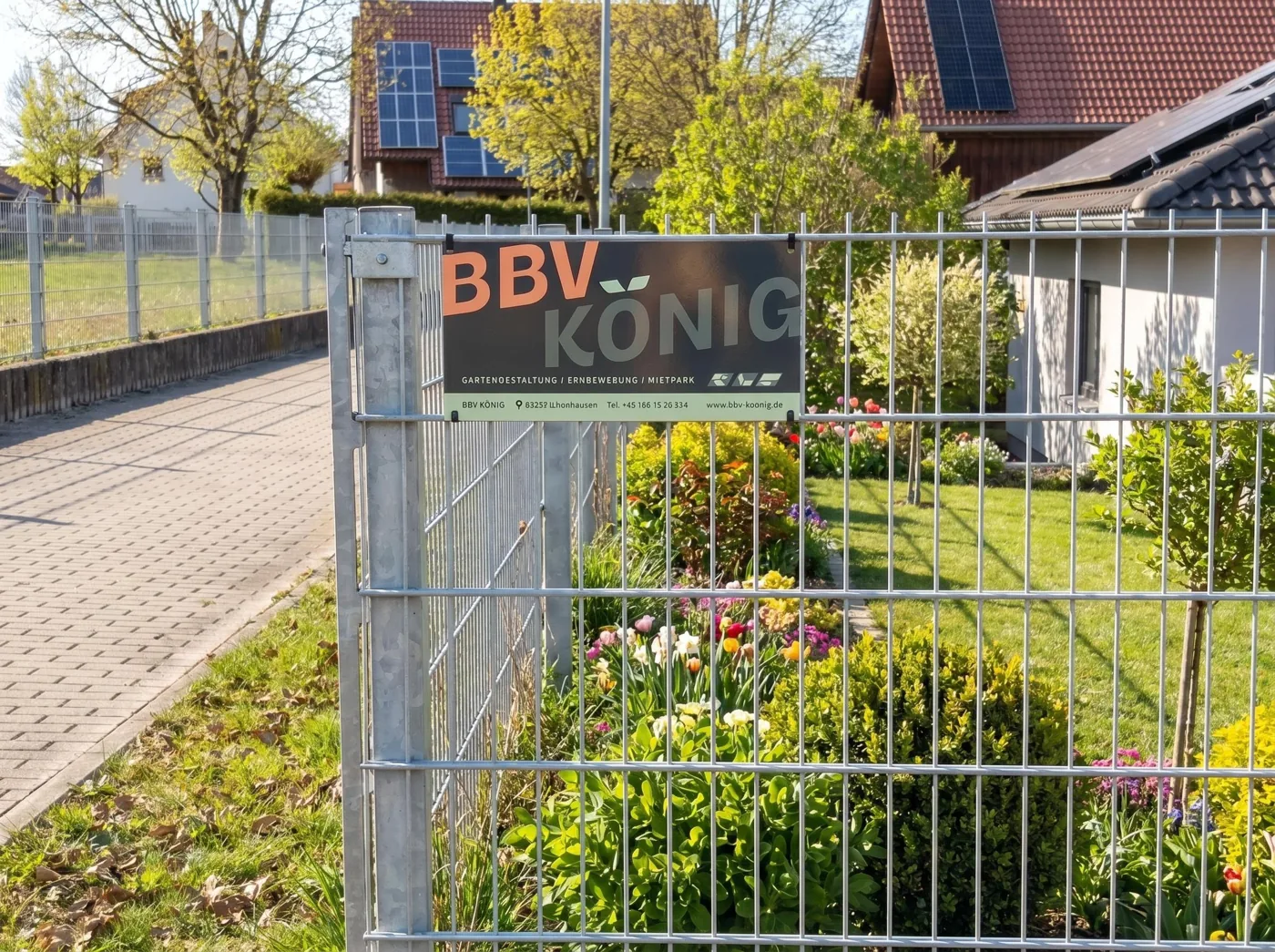 Frisch gesetzter Doppelstabzaun mit BBV-König-Firmenschild